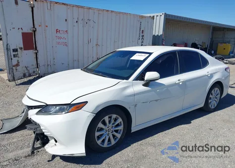 2018 Toyota Camry Le z USA, uszkodzony, nr VIN JTNB11HK4J3011063
